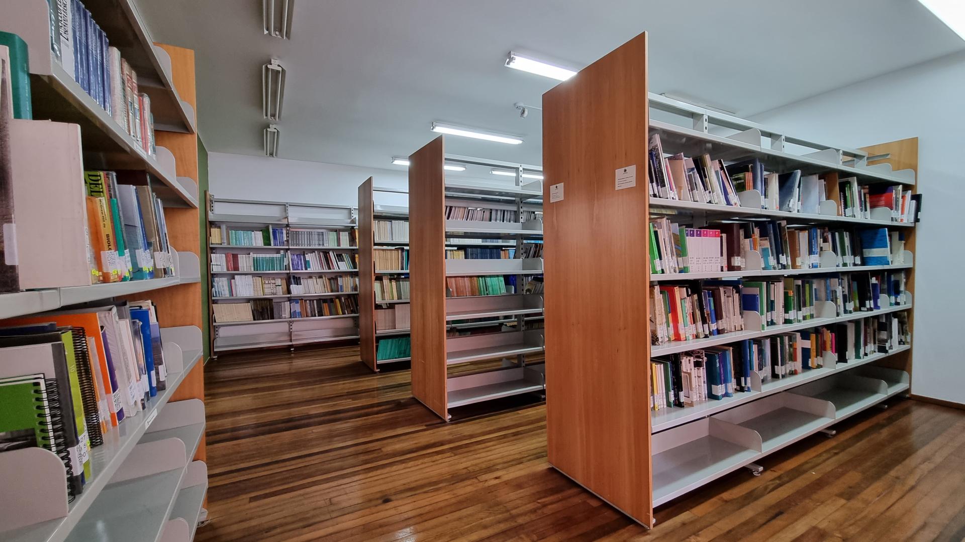 Estanterías biblioteca científica del Museo de Historia Natural de Valparaíso