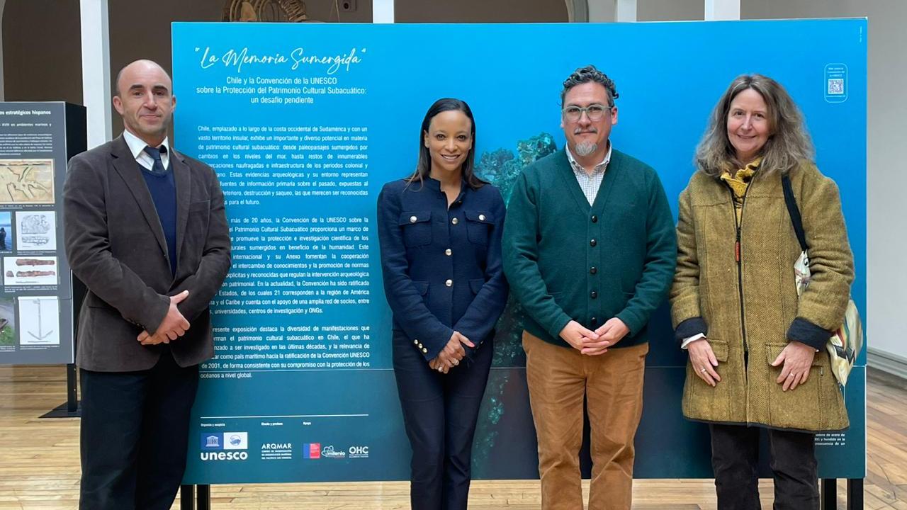 Fotografía  Diego Carabias, Esther Kuisch Laroche y María Isabel Cartajena junto al director del Museo de Historia Natural de Valparaíso, Sergio Quiroz.