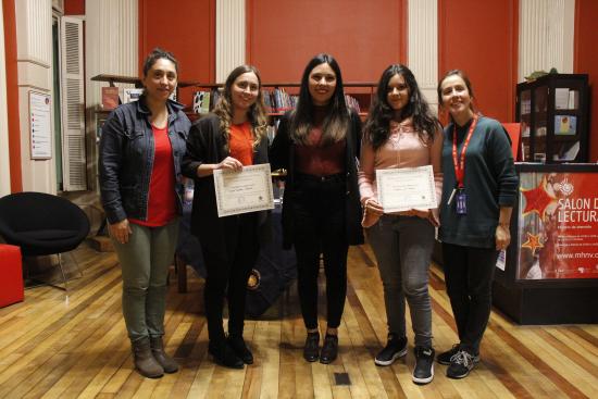 La ganadora de la categoria juvenil, Nicole Hourton Balsells, junto a Rafaela Jara Céspedes, mención honrosa, recibiendo sus merecidos reconocimiento en la sala de lectura del MHNV