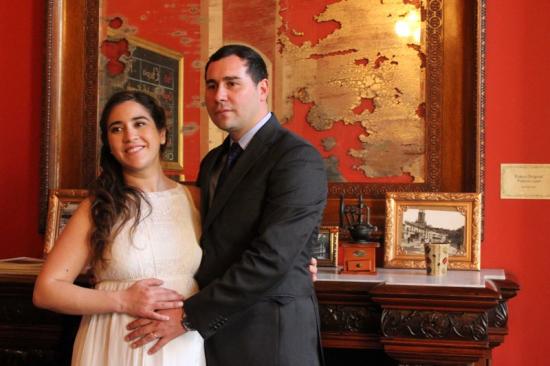 Paulina y su novio posando en uno de los salones del Palacio Lyon, utilizado actualmente por la cafetería patrimonial del MHNV "Puro Café"