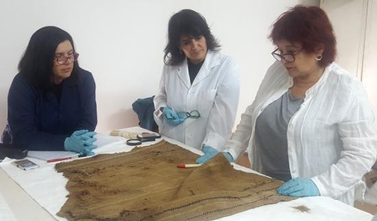  Marinella Bustamante, Patricia Günther , Ana María Iglesias investigadoras de la escuela de Diseño de la Universidad de Valparaíso realizando estudio de Unku asociado a momia cultura Arica, colección arqueológica Chile-Momia del Museo de Historia Natura