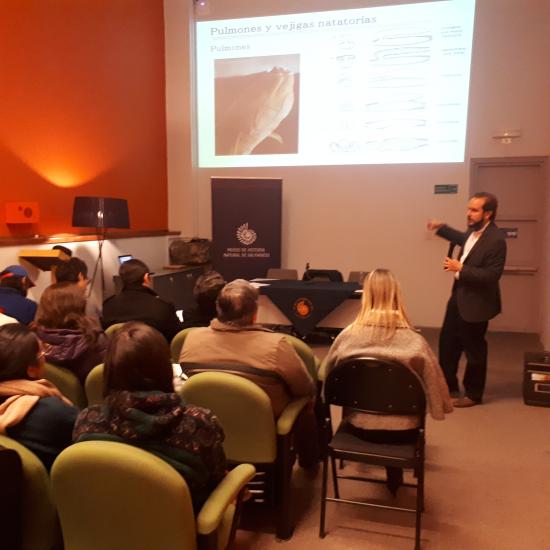 El bioólogo e investigador de la Universidad de Complutense en Madrid, Sergio Pérez en su exposición sobre "Historia evolutiva de los vertebrados"