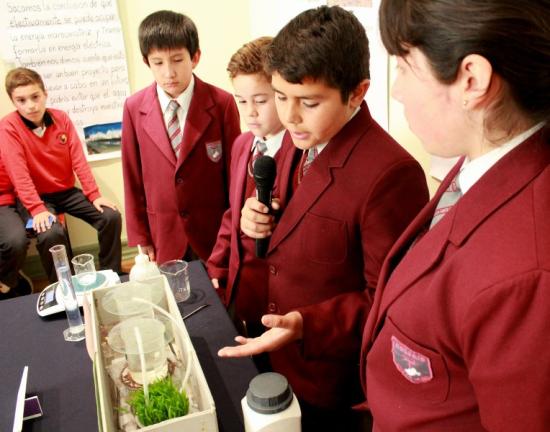 Presentación de niñas y niños de educación básica del Colegio Santa Clara y su iniciativa “Usando el mar como recurso para la tierra” durante la segunda versión de la feria el año 2017.