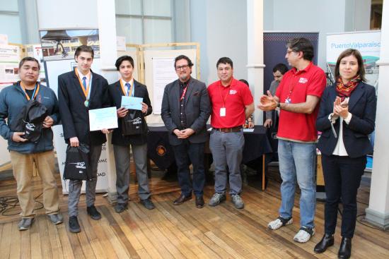 Para el recuerdo: alumnos del Liceo Bicentenario de Coyhaique, ganadores III Concurso Escolar en Innovación, Ciencia y Tecnología