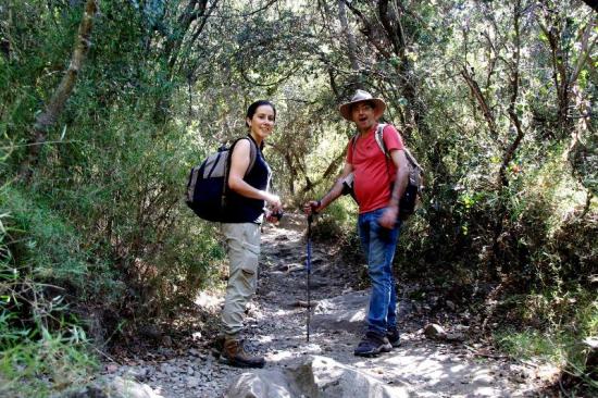 La educadora Alejandra Baradit del MHNV junto al biólogo Pablo Jaramillo del MNHN recorriendo uno de los senderos del cerro La Campana