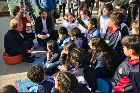 Ministra de las Culturas, las Artes y el Patrimonio, Consuelo Valdés, junto a la seremi Constance Harvey y el director regional del Servicio del Patrimonio, Víctor Silva en la inauguración del primer bibliobús que recorrerá Valparaíso.