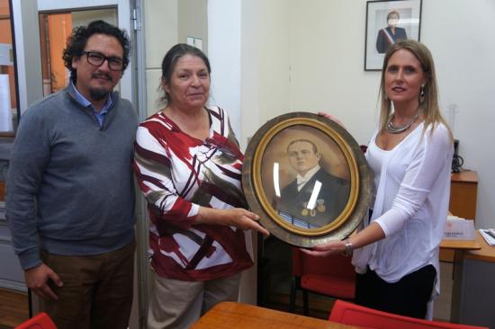 Loredana Rosso, directora del museo y Sergio Quiroz, Curador y jefe del Área de Ciencias e investigación del MHNV, reciben la obra donada por Sara Torres.