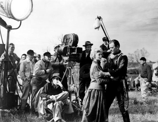 John Ford dirige Wayne y Towers en una escena íntima.