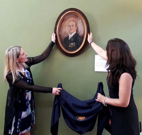 En la imagen la Directora del MHNV, Loredana Rosso, junto a la Directora del Consejo Nacional de Cultura y las Artes, región de Valparaíso, Nélida Pozo, junto al retrato donado de Carlos Porter