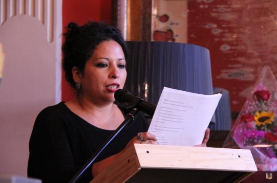 Marjorie Mardónez, dando lectura al manifiesto "Mujeres que leen mujeres" en la cafetería patrimonial del Museo