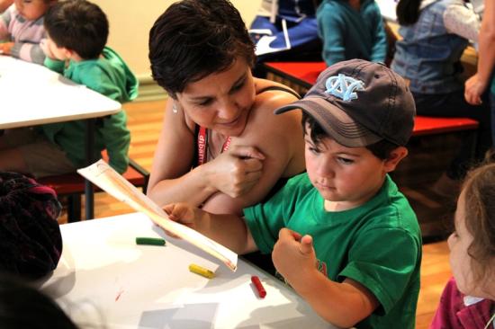 Niñas y niños creando en la sala didáctica del Museo, junto a mediación del área educativa