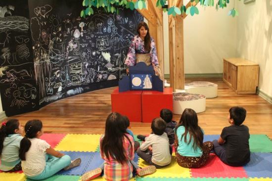 Presentación de un cuento japonés en teatro kamishibai, sala de educación MHNV