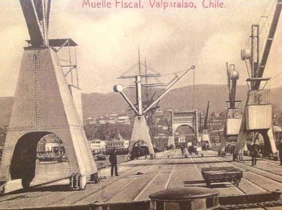 Postal del editor y fotógrafo, Jorge Allan, en la cual se muestra el antiguo Muelle Fiscal desaparecido con la construcción (1912-1927) de las actuales obras del puerto.