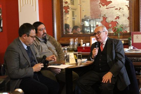 Rafael Torres moderador del conversatorio junto a los especialistas  Marcel Szantó (PUCV) y Patricio Cáceres (Municipalidad de Valparaíso)