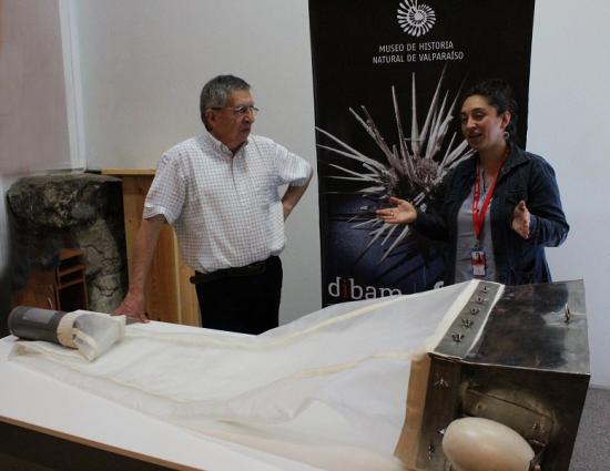 Entrega del material recolector por parte del ingeniero pesquero Bernardo Zapata a la encargada del proyecto Anabell Lafuente.