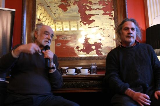 El historiador urbano, Samuel León junto al pintor Gonzalo Ilabaca dialogando en la cafetería del museo