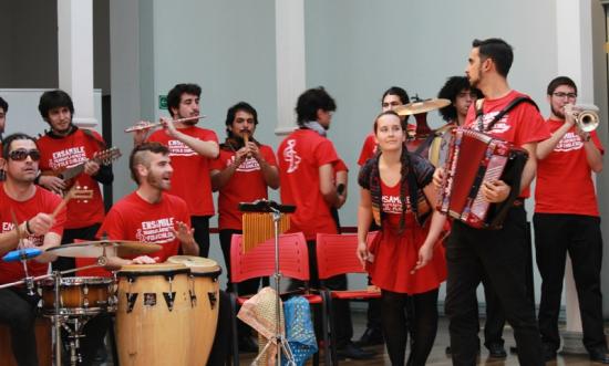 Ensamble Transatlántico de Folk Chile. Orquesta dirigida por Ernesto Calderón, y Gianela Machuca