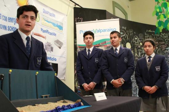 Grupo científico del colegio Kingstown School, Viña del Mar, durante la presentación del proyecto ganador en la categoría de enseñanaza media