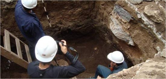 Investigación desarrollada por el profesor de historia Claudio Henríquez, junto a la colaboración del historiador Jaime Vera. (MHNV 2017). En la imágen: excavación Sitio Liceo Eduardo de la Barra. Fotografía Andrea Vivar.