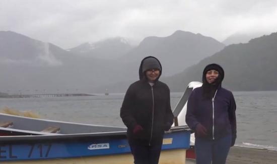 Las alumnas Javiera Aguilar y Constanza Mazzey, del Liceo Altos del Mackay de Coyhaique, en terreno probando su proyecto "Sonda de monitoreo oceánico para pesca artesanal.