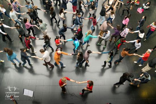 Intervención de baile en el hall central del Museo Nacional de Bellas Artes, SwingValpo.