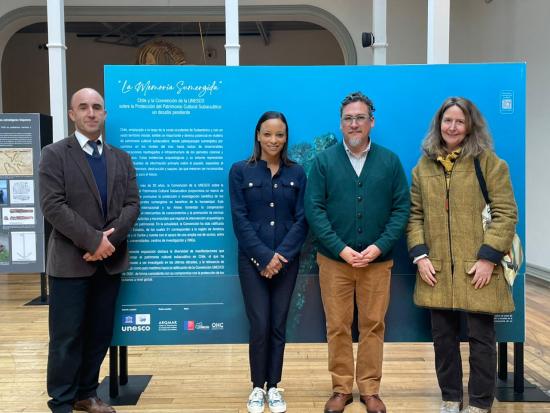 Fotografía  Diego Carabias, Esther Kuisch Laroche y María Isabel Cartajena junto al director del Museo de Historia Natural de Valparaíso, Sergio Quiroz.